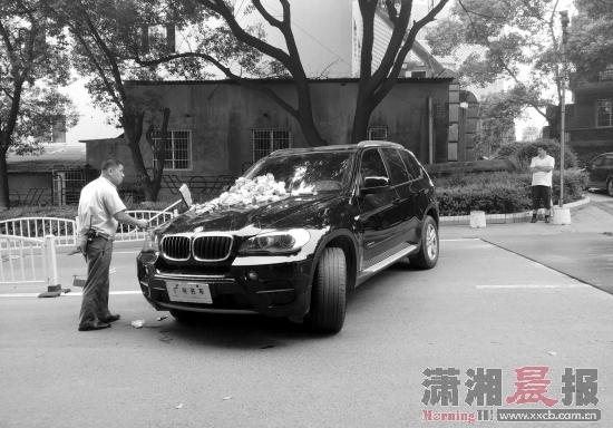 长沙一小区宝马车堵消防通道 车身被人倒垃圾