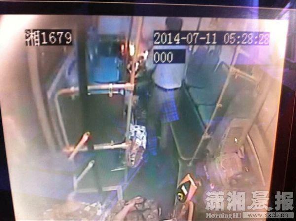 长沙一公交车今晨起火 纵火者为发泄情绪