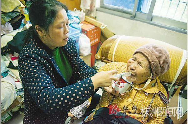 辞职照顾中风的外婆 六年来她用注射器 喂食