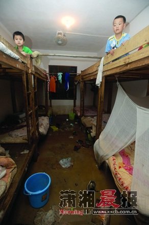 桃源一小学期末考试时遭洪水侵袭 学生安全转