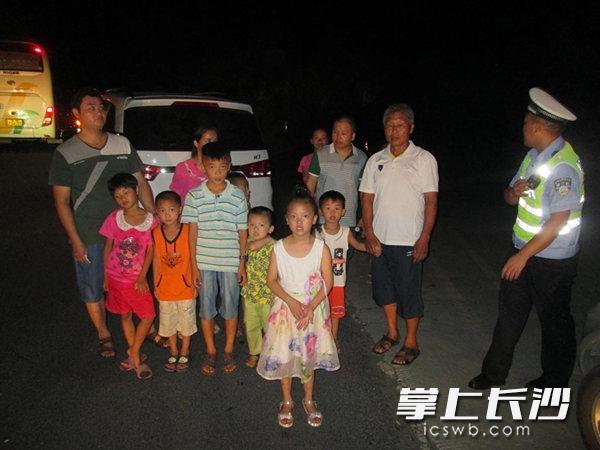 高速千里面包车严重超载 4名大人9名小孩挤满