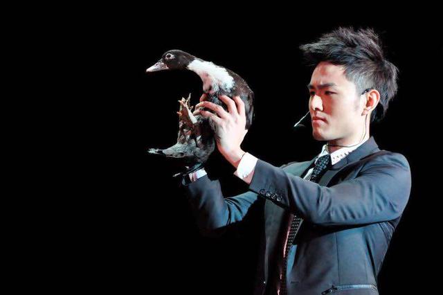 芒果台西安招商会变魔术 邓男子现场钓活鱼