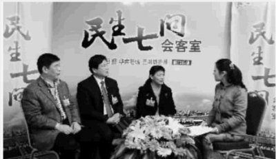 1月27日下午,李必农委员(左一)、李大为代表(左二)、刘英代表(左三)做客“民生七问会客室”。记者 郭立亮 摄