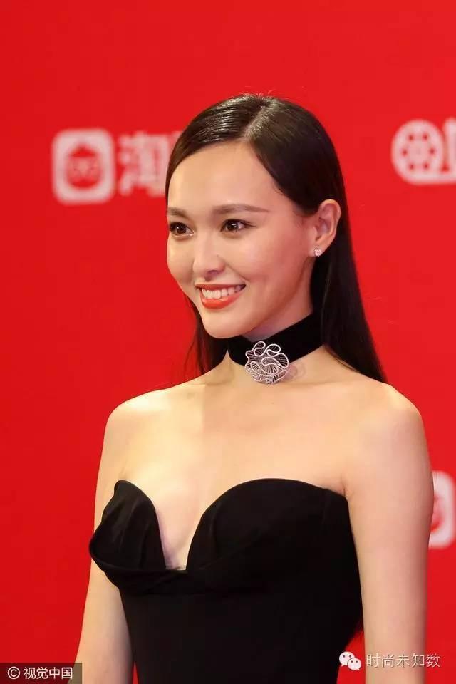 唐嫣尴尬撞衫赵薇胸没输到底差在哪儿