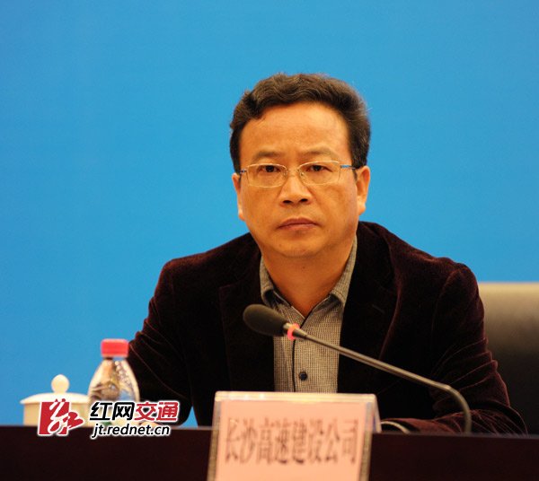 长沙高速公路建设有限公司总经理姚志立介绍了长沙绕城东线项目建设情况。