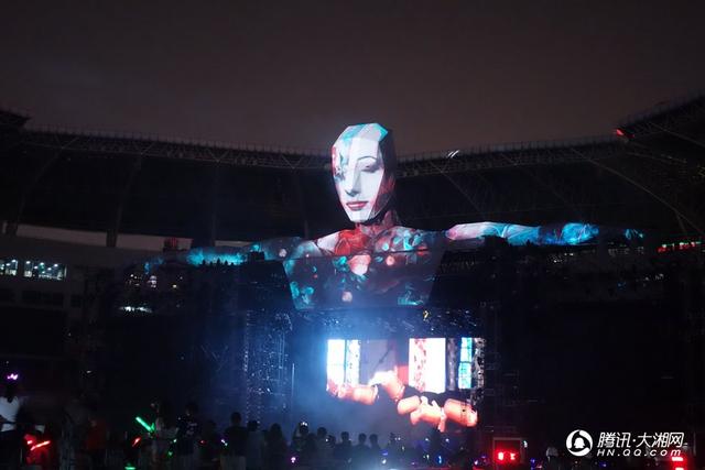 汪峰岁月巡演长沙站开唱 巨人X-man震撼全场观众