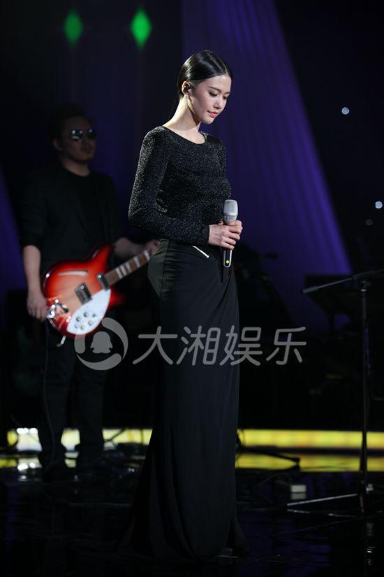 《我是歌手》谭维维突围赛献歌父亲现场洒泪