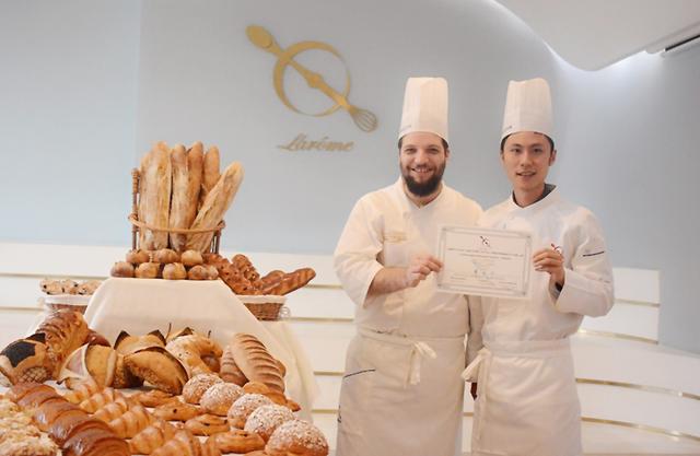 沙那位骑电驴送外卖的创业小伙 其实是温州籍