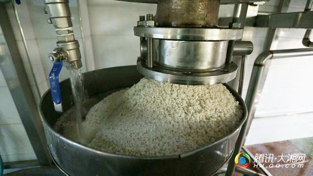 鲜米粉保质期仅1天 湖南最大米粉厂斥资数千万