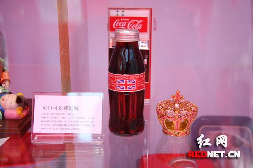 可口可乐历史藏品长沙展出 奥运火炬首亮相