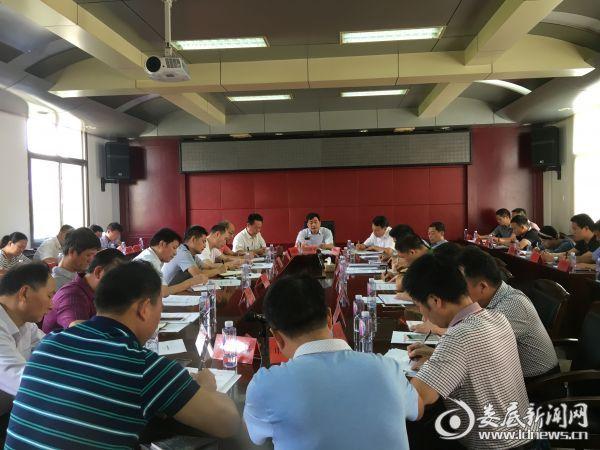 政法委书记吴建平主持会议并讲话,市人民政府副市长,市公安局长尹华凯