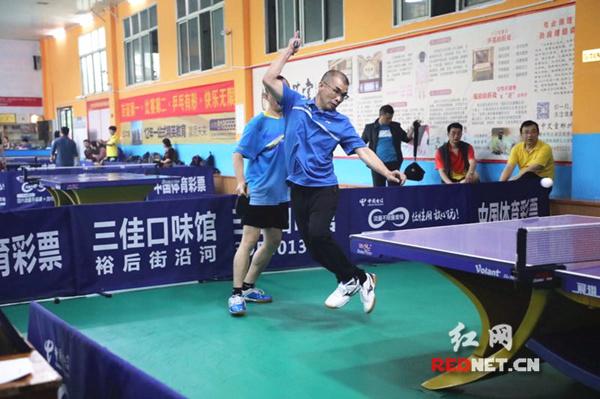 郴州乒乓运动员参加2018中艾堂杯双打比赛 备
