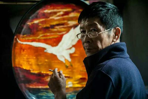 李波生,1956年出生,鄱阳脱胎漆器髹饰技艺项目国家级传承人,中国工艺