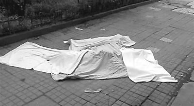 哈尔滨一母亲背4岁双胞胎女儿跳楼致2死1伤(图