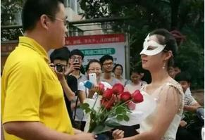 湖南文理学院穿婚纱女教师并非向男生求婚 只