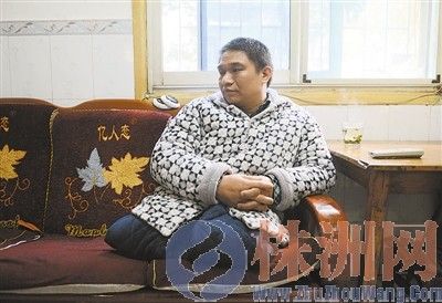 株洲父亲意外失去双脚 梦想有份工作带儿去旅行