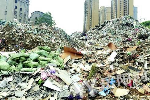 岳阳一社区现垃圾山 看城管部门如何回应