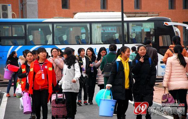 怀化芷江师范新校区启用 4000余名师生陆续搬