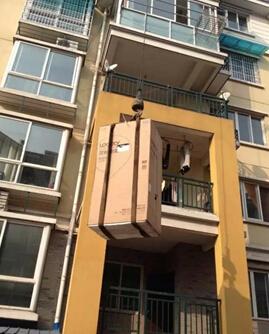 三顾茅庐请吊车 用户感叹冰箱飞入家