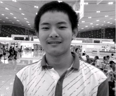 6月25日，胡亚威在深圳高铁站为本报发来一张手机自拍照。