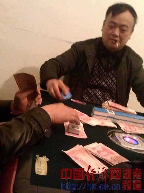 网曝张家界一办事处书记上班期间赌博