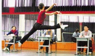 艺术类考生正在进行舞蹈考试,明年起将取消对