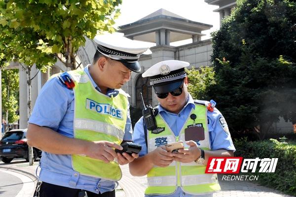 交通警察_手绘交通警察png素材-90设计澧县交通警察大队交通巡逻警察