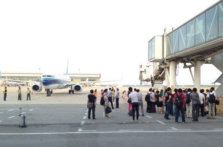 长沙旅客不满航班备降 冲上停机坪欲拦飞机回