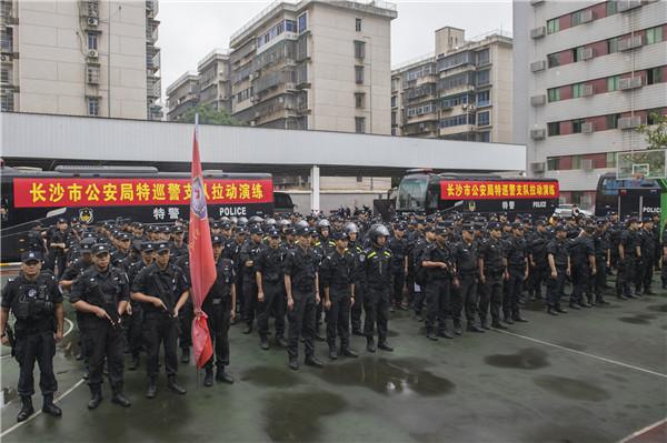 长沙市公安局特巡警支队举行大型拉动演练