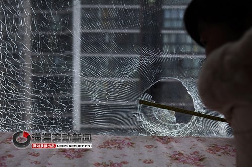 视频:业主客厅玻璃被烟花炸开大洞 肇事者难寻