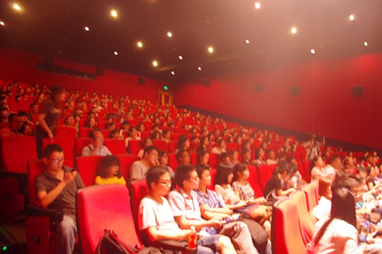 倪妮现身长沙王府井影城 获影迷热捧