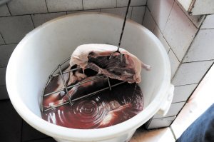 长沙黑窝点加工染色酱香鸭 原料在冰箱放一年多