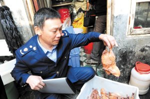 长沙黑窝点加工染色酱香鸭 原料在冰箱放一年多