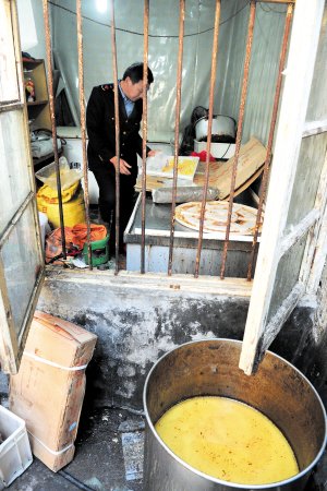 长沙黑窝点加工染色酱香鸭 原料在冰箱放一年多