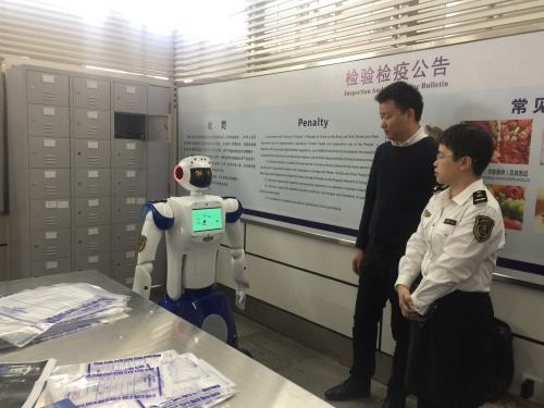 三宝机器人亮相深圳湾口岸 成中国首位电子检
