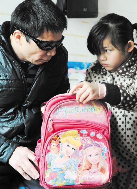 长沙未婚盲爸爸<em>收养女婴</em> 罹患肿瘤担心孩子生