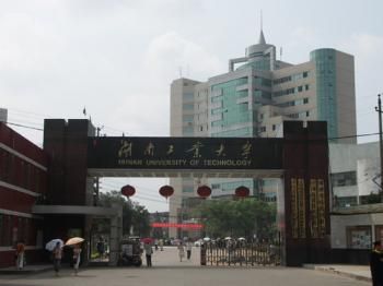 常德妈妈陪儿考研街头被打脑死亡 手中拽100元