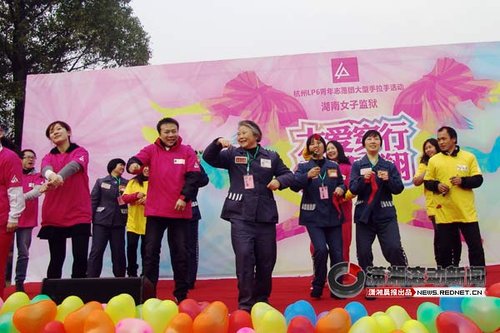 义工团走进<em>女子</em>监狱 与服刑人员齐跳<em>江南style</em>