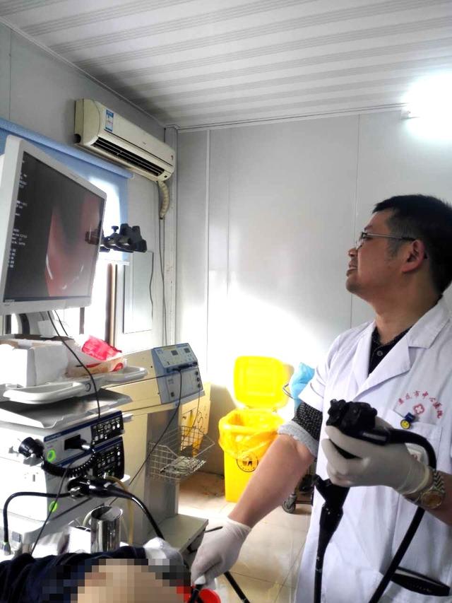 娄底一男子肠道内不慎入进入硅胶异物 长达40