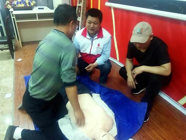 2017年娄底市首届红十字会救护员培训班顺利