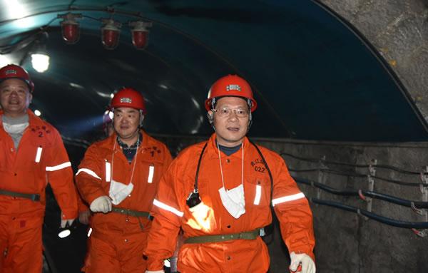 冷水江市委书记带队下井并调度煤矿安全生产工