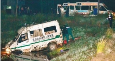 常德一辆急救车运患者途中翻落水塘 致2死5伤