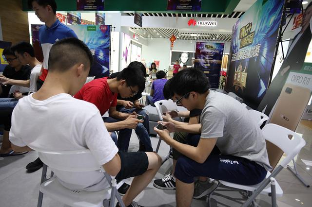 决战奥特莱斯手机城!长沙联通荣耀王者首轮复