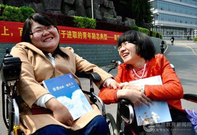 4年共读100本书,3年写稿,3年投稿,今年初书籍同时出版。湖南、广西两名重度残疾女孩龚莹(左)、王丹(右)十年著书为今日相逢。