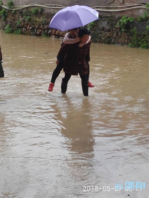 邵阳城步村民接力背孩子上学 往返接送20名学生顺利上课