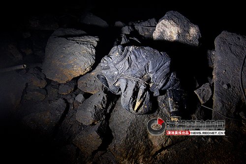 宁乡一石矿铲车载人开进深渊 致一死一伤(图)