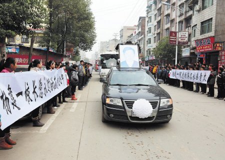 校长勇斗歹徒殉职续:申报烈士工作已经启动