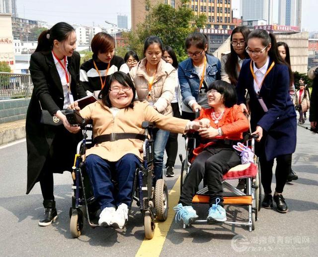 今日,在多方志愿者帮助下,俩人来到长沙,来到湖南女子学院相见,并举办了“新书发布会”。俩人目前均只有手可以较灵活使用,坐在轮椅上都需绑带子以固定身体。
