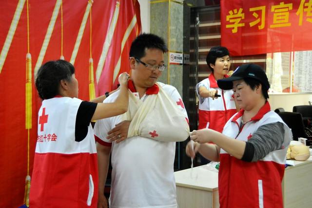 2017年娄底市首届红十字会救护员培训班顺利