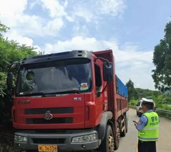 郴州桂阳交警严查货车三超一改违法行为